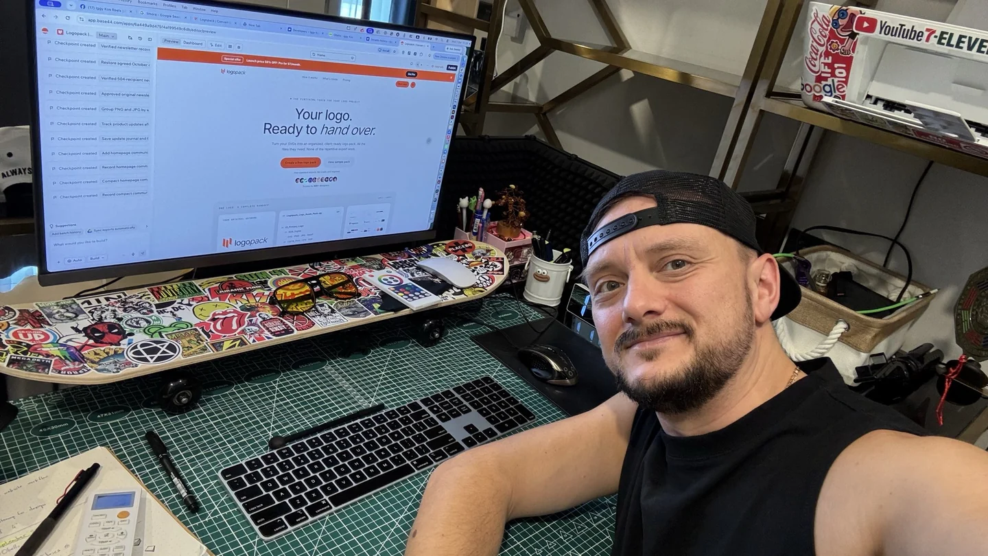 Iggy, fundador de logopack.app, trabajando en la aplicación desde su escritorio.